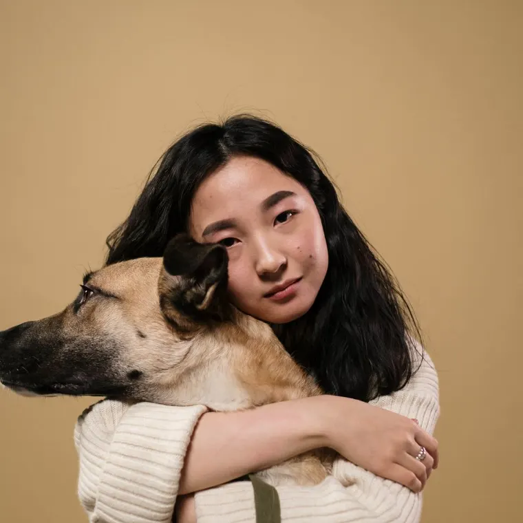 Tutora abraçando o seu cachorro